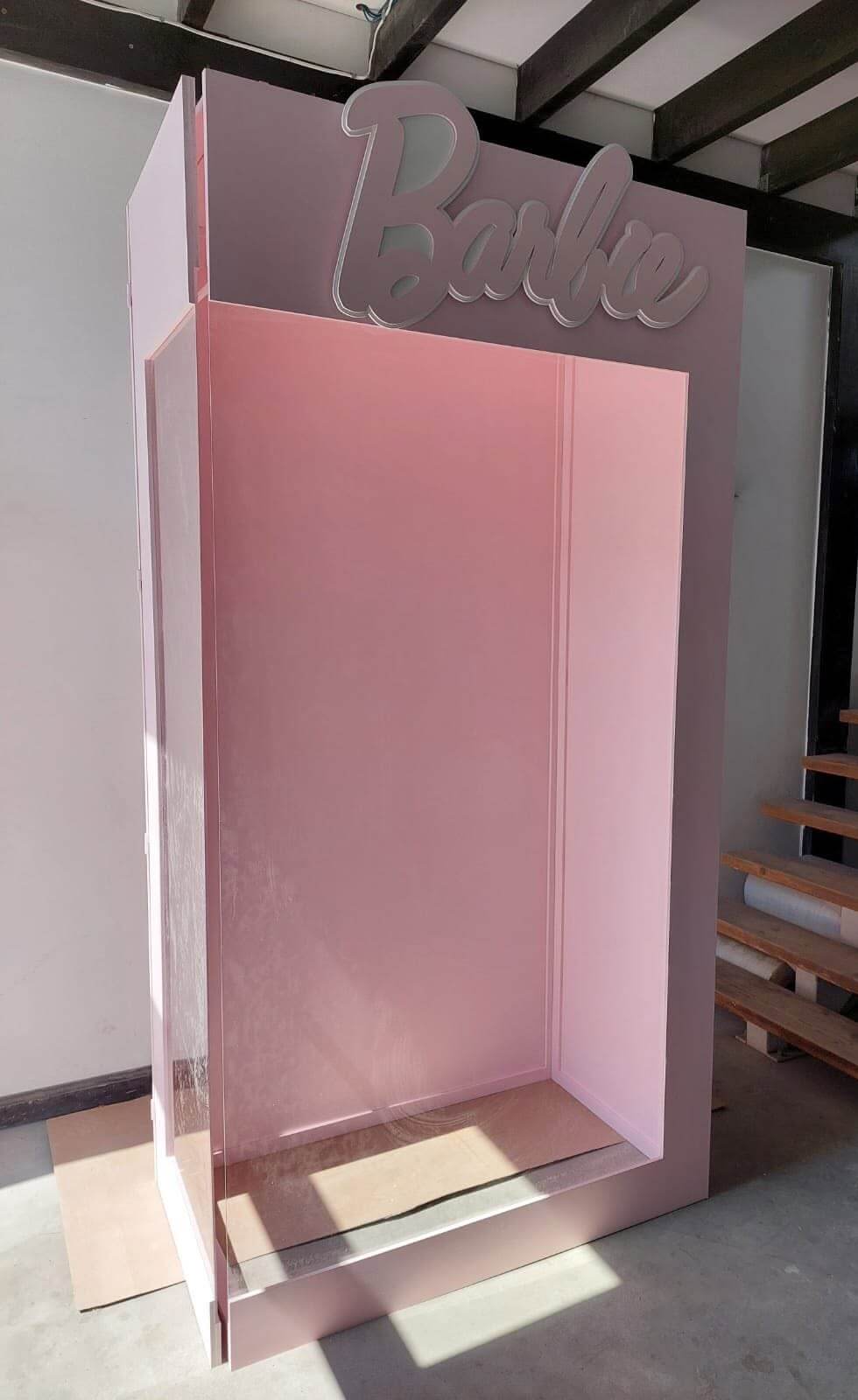 BB Cabina Barbie cu plexiglasssi scris detasabil - imagine 1