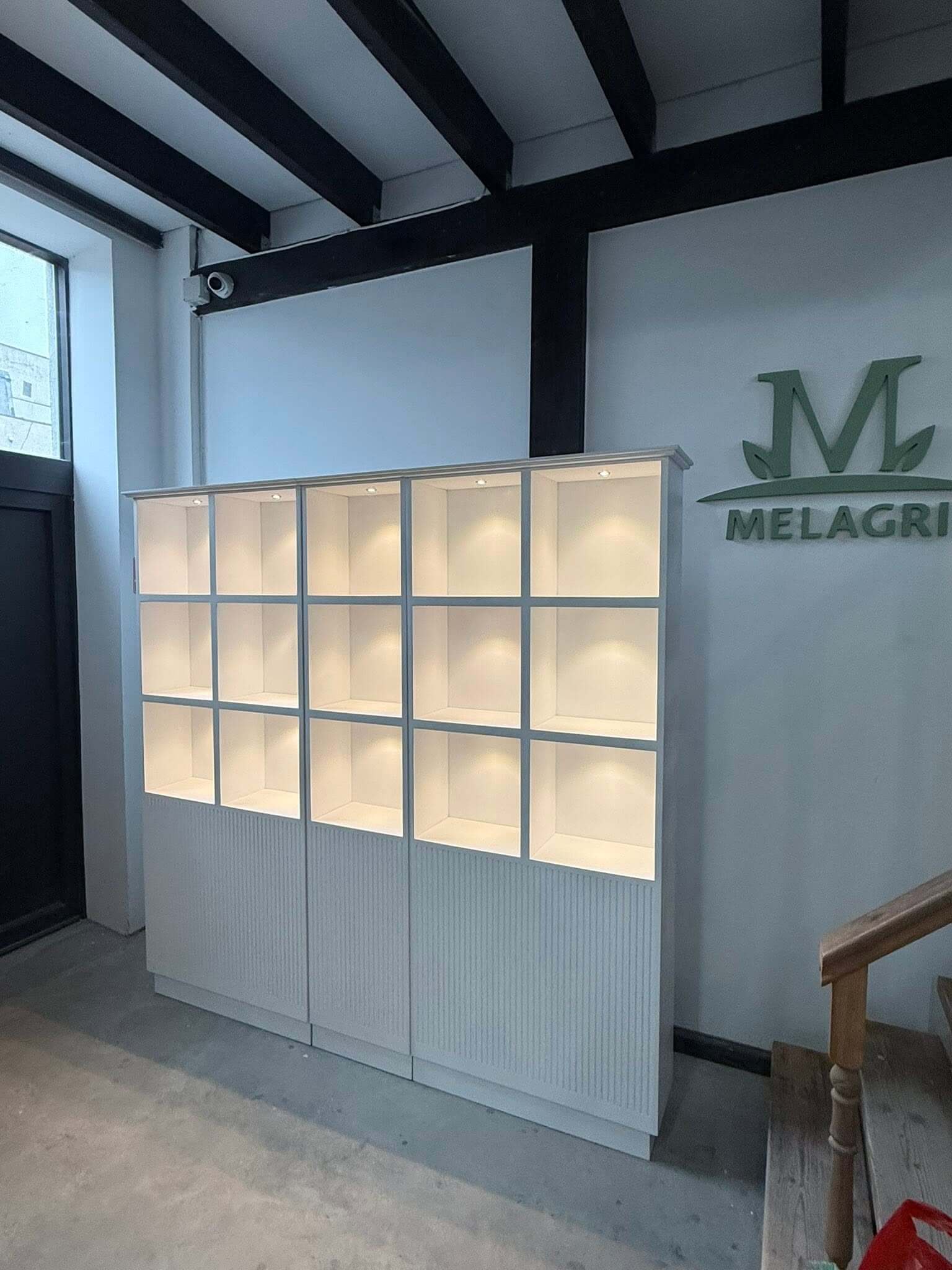 bb Mobilier cofetarie din 3 corpuri,cu becuri si frezare jos - imagine 1