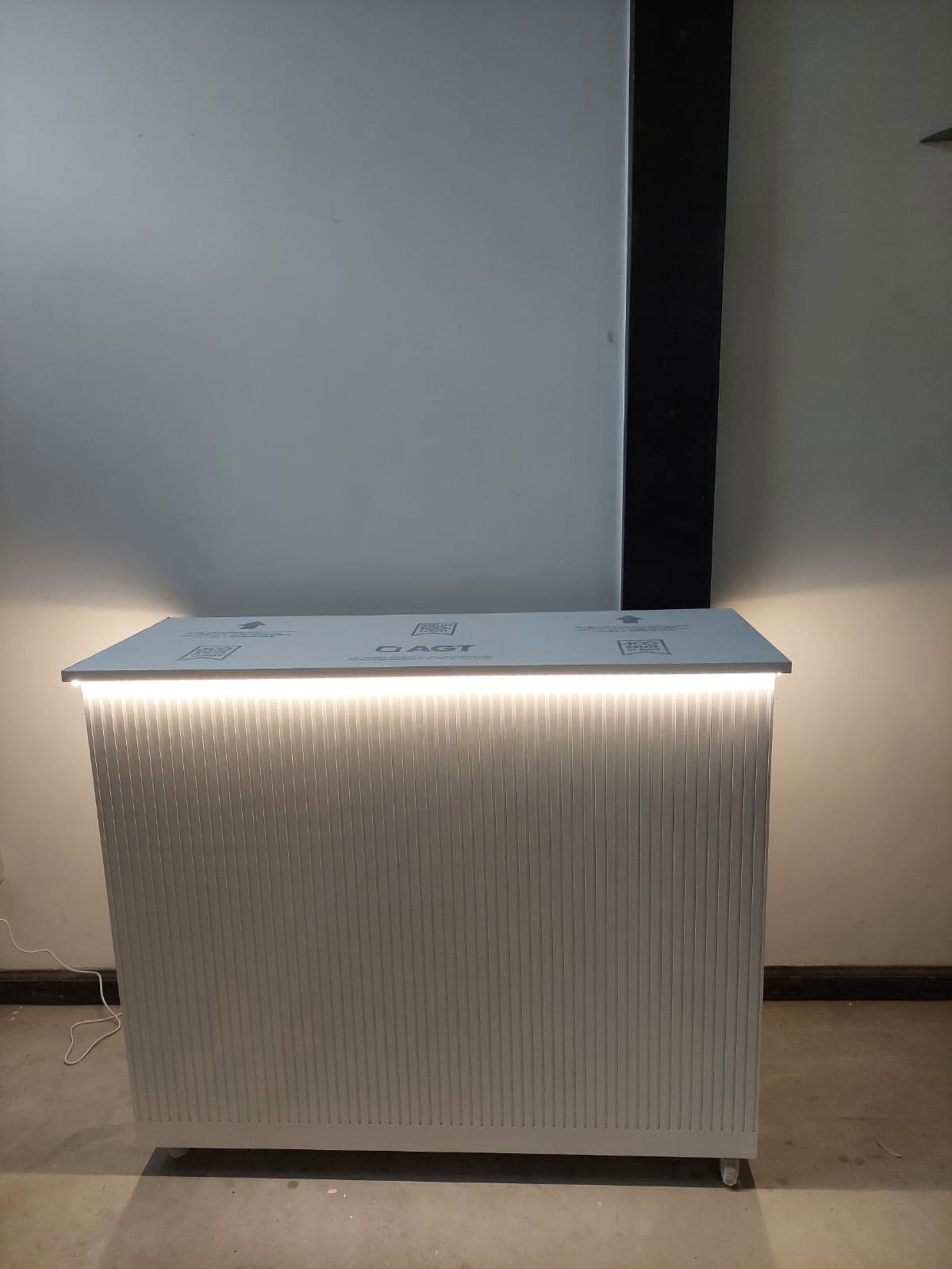 Masa dreptunghiulara,frezata si blat din AGT lucios+LED