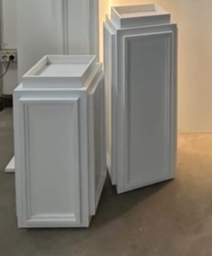 Stalp cu elemente decorative